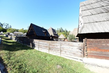 Geleneksel Romen tarzında ev, basitlik ve alçakgönüllülük, fayda ve doğal malzemeler, katı mimari, doğayla ilişkili olarak yapılmış, kapı eşiği kısa, pencereler küçük