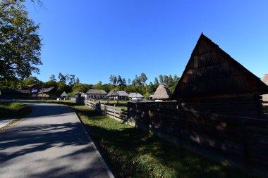 Geleneksel Romen tarzında ev, basitlik ve alçakgönüllülük, fayda ve doğal malzemeler, katı mimari, doğayla ilişkili olarak yapılmış, kapı eşiği kısa, pencereler küçük