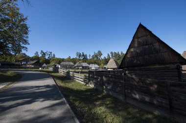 Geleneksel Romen tarzında ev, basitlik ve alçakgönüllülük, fayda ve doğal malzemeler, katı mimari, doğayla ilişkili olarak yapılmış, kapı eşiği kısa, pencereler küçük