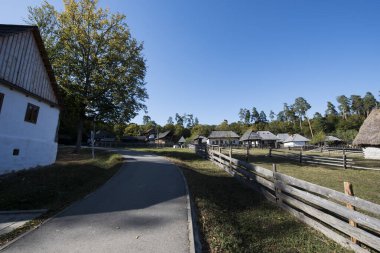 Geleneksel Romen tarzında ev, basitlik ve alçakgönüllülük, fayda ve doğal malzemeler, katı mimari, doğayla ilişkili olarak yapılmış, kapı eşiği kısa, pencereler küçük