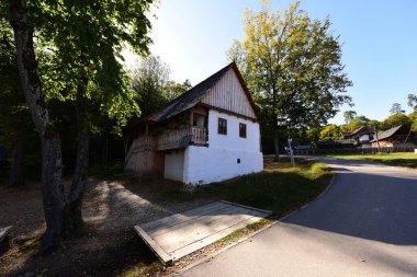 Geleneksel Romen tarzında ev, basitlik ve alçakgönüllülük, fayda ve doğal malzemeler, katı mimari, doğayla ilişkili olarak yapılmış, kapı eşiği kısa, pencereler küçük