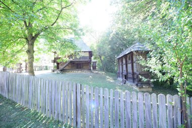 Geleneksel Romen tarzında ev, basitlik ve alçakgönüllülük, fayda ve doğal malzemeler, katı mimari, doğayla ilişkili olarak yapılmış, kapı eşiği kısa, pencereler küçük