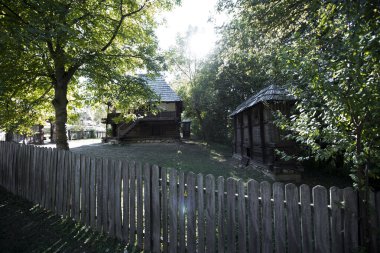 Geleneksel Romen tarzında ev, basitlik ve alçakgönüllülük, fayda ve doğal malzemeler, katı mimari, doğayla ilişkili olarak yapılmış, kapı eşiği kısa, pencereler küçük