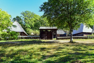 Geleneksel Romen tarzında ev, basitlik ve alçakgönüllülük, fayda ve doğal malzemeler, katı mimari, doğayla ilişkili olarak yapılmış, kapı eşiği kısa, pencereler küçük