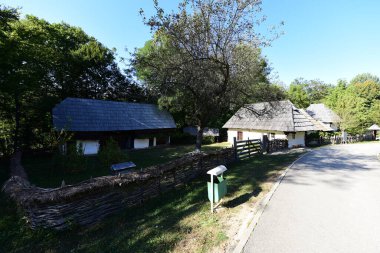 Geleneksel Romen tarzında ev, basitlik ve alçakgönüllülük, fayda ve doğal malzemeler, katı mimari, doğayla ilişkili olarak yapılmış, kapı eşiği kısa, pencereler küçük