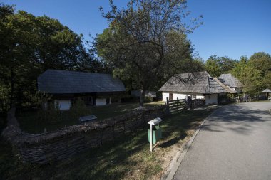 Geleneksel Romen tarzında ev, basitlik ve alçakgönüllülük, fayda ve doğal malzemeler, katı mimari, doğayla ilişkili olarak yapılmış, kapı eşiği kısa, pencereler küçük