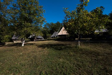 Geleneksel Romen tarzında ev, basitlik ve alçakgönüllülük, fayda ve doğal malzemeler, katı mimari, doğayla ilişkili olarak yapılmış, kapı eşiği kısa, pencereler küçük