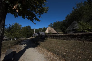 Geleneksel Romen tarzında ev, basitlik ve alçakgönüllülük, fayda ve doğal malzemeler, katı mimari, doğayla ilişkili olarak yapılmış, kapı eşiği kısa, pencereler küçük