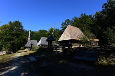 Geleneksel Romen tarzında ev, basitlik ve alçakgönüllülük, fayda ve doğal malzemeler, katı mimari, doğayla ilişkili olarak yapılmış, kapı eşiği kısa, pencereler küçük