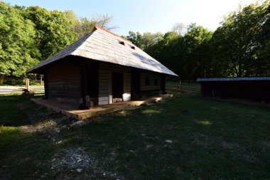 Geleneksel Romen tarzında ev, basitlik ve alçakgönüllülük, fayda ve doğal malzemeler, katı mimari, doğayla ilişkili olarak yapılmış, kapı eşiği kısa, pencereler küçük