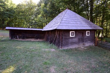 Geleneksel Romen tarzında ev, basitlik ve alçakgönüllülük, fayda ve doğal malzemeler, katı mimari, doğayla ilişkili olarak yapılmış, kapı eşiği kısa, pencereler küçük