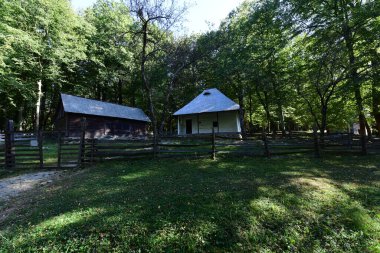 Geleneksel Romen tarzında ev, basitlik ve alçakgönüllülük, fayda ve doğal malzemeler, katı mimari, doğayla ilişkili olarak yapılmış, kapı eşiği kısa, pencereler küçük