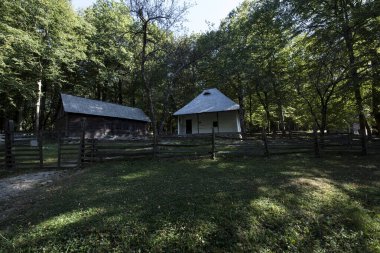 Geleneksel Romen tarzında ev, basitlik ve alçakgönüllülük, fayda ve doğal malzemeler, katı mimari, doğayla ilişkili olarak yapılmış, kapı eşiği kısa, pencereler küçük
