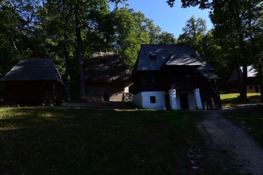 Geleneksel Romen tarzında ev, basitlik ve alçakgönüllülük, fayda ve doğal malzemeler, katı mimari, doğayla ilişkili olarak yapılmış, kapı eşiği kısa, pencereler küçük