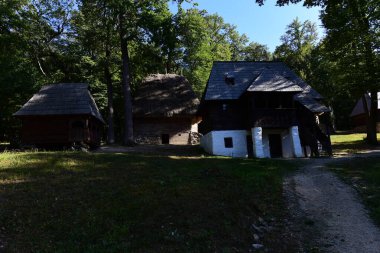Geleneksel Romen tarzında ev, basitlik ve alçakgönüllülük, fayda ve doğal malzemeler, katı mimari, doğayla ilişkili olarak yapılmış, kapı eşiği kısa, pencereler küçük