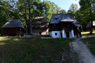 Geleneksel Romen tarzında ev, basitlik ve alçakgönüllülük, fayda ve doğal malzemeler, katı mimari, doğayla ilişkili olarak yapılmış, kapı eşiği kısa, pencereler küçük