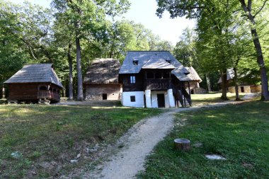 Geleneksel Romen tarzında ev, basitlik ve alçakgönüllülük, fayda ve doğal malzemeler, katı mimari, doğayla ilişkili olarak yapılmış, kapı eşiği kısa, pencereler küçük
