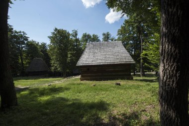 Geleneksel Romen tarzında ev, basitlik ve alçakgönüllülük, fayda ve doğal malzemeler, katı mimari, doğayla ilişkili olarak yapılmış, kapı eşiği kısa, pencereler küçük