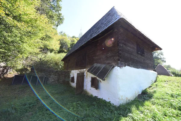 Geleneksel Romen tarzında ev, basitlik ve alçakgönüllülük, fayda ve doğal malzemeler, katı mimari, doğayla ilişkili olarak yapılmış, kapı eşiği kısa, pencereler küçük