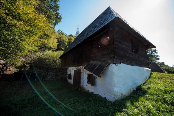 Geleneksel Romen tarzında ev, basitlik ve alçakgönüllülük, fayda ve doğal malzemeler, katı mimari, doğayla ilişkili olarak yapılmış, kapı eşiği kısa, pencereler küçük