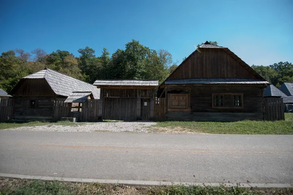 Geleneksel Romen tarzında ev, basitlik ve alçakgönüllülük, fayda ve doğal malzemeler, katı mimari, doğayla ilişkili olarak yapılmış, kapı eşiği kısa, pencereler küçük