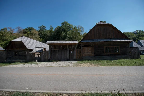 Geleneksel Romen tarzında ev, basitlik ve alçakgönüllülük, fayda ve doğal malzemeler, katı mimari, doğayla ilişkili olarak yapılmış, kapı eşiği kısa, pencereler küçük