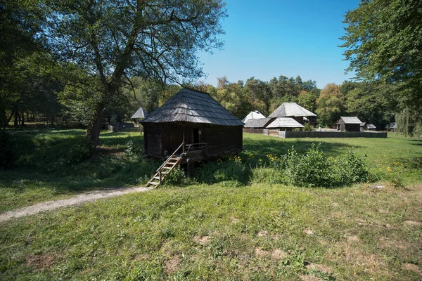 Geleneksel Romen tarzında ev, basitlik ve alçakgönüllülük, fayda ve doğal malzemeler, katı mimari, doğayla ilişkili olarak yapılmış, kapı eşiği kısa, pencereler küçük