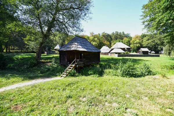Geleneksel Romen tarzında ev, basitlik ve alçakgönüllülük, fayda ve doğal malzemeler, katı mimari, doğayla ilişkili olarak yapılmış, kapı eşiği kısa, pencereler küçük