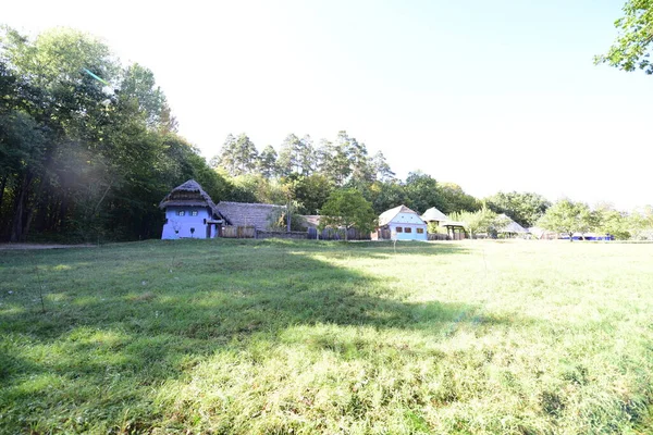 Geleneksel Romen tarzında ev, basitlik ve alçakgönüllülük, fayda ve doğal malzemeler, katı mimari, doğayla ilişkili olarak yapılmış, kapı eşiği kısa, pencereler küçük