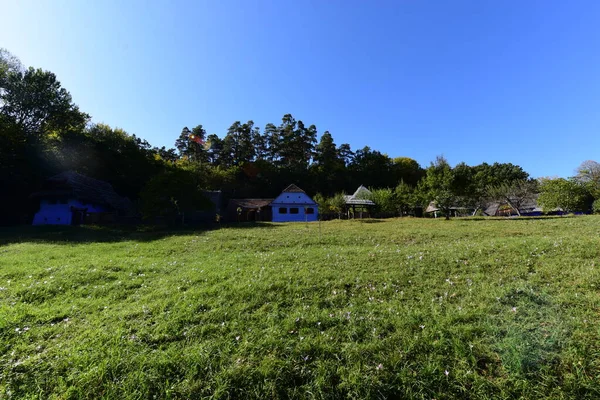 Geleneksel Romen tarzında ev, basitlik ve alçakgönüllülük, fayda ve doğal malzemeler, katı mimari, doğayla ilişkili olarak yapılmış, kapı eşiği kısa, pencereler küçük
