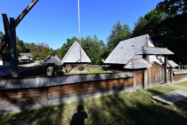 Geleneksel Romen tarzında ev, basitlik ve alçakgönüllülük, fayda ve doğal malzemeler, katı mimari, doğayla ilişkili olarak yapılmış, kapı eşiği kısa, pencereler küçük