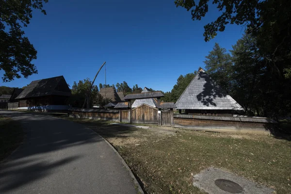 Geleneksel Romen tarzında ev, basitlik ve alçakgönüllülük, fayda ve doğal malzemeler, katı mimari, doğayla ilişkili olarak yapılmış, kapı eşiği kısa, pencereler küçük