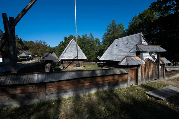 Geleneksel Romen tarzında ev, basitlik ve alçakgönüllülük, fayda ve doğal malzemeler, katı mimari, doğayla ilişkili olarak yapılmış, kapı eşiği kısa, pencereler küçük