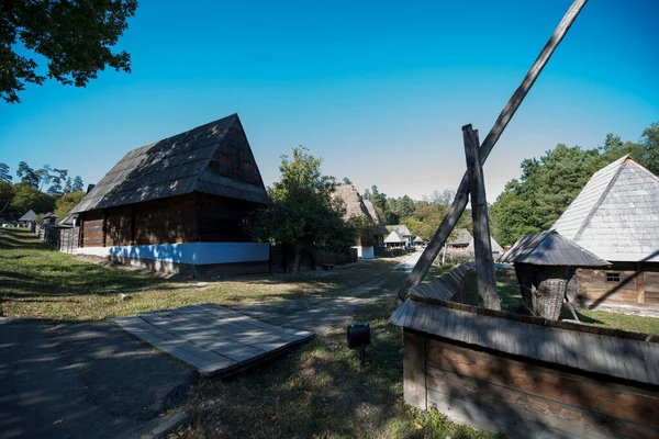 Geleneksel Romen tarzında ev, basitlik ve alçakgönüllülük, fayda ve doğal malzemeler, katı mimari, doğayla ilişkili olarak yapılmış, kapı eşiği kısa, pencereler küçük