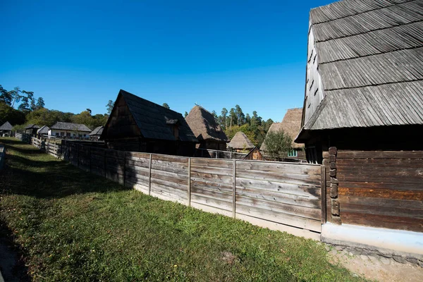 Geleneksel Romen tarzında ev, basitlik ve alçakgönüllülük, fayda ve doğal malzemeler, katı mimari, doğayla ilişkili olarak yapılmış, kapı eşiği kısa, pencereler küçük
