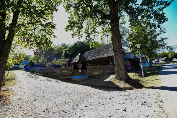 Geleneksel Romen tarzında ev, basitlik ve alçakgönüllülük, fayda ve doğal malzemeler, katı mimari, doğayla ilişkili olarak yapılmış, kapı eşiği kısa, pencereler küçük