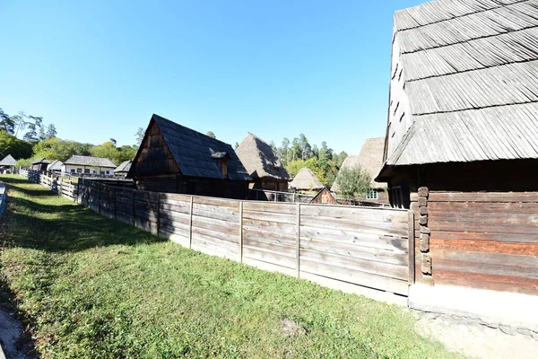 Geleneksel Romen tarzında ev, basitlik ve alçakgönüllülük, fayda ve doğal malzemeler, katı mimari, doğayla ilişkili olarak yapılmış, kapı eşiği kısa, pencereler küçük