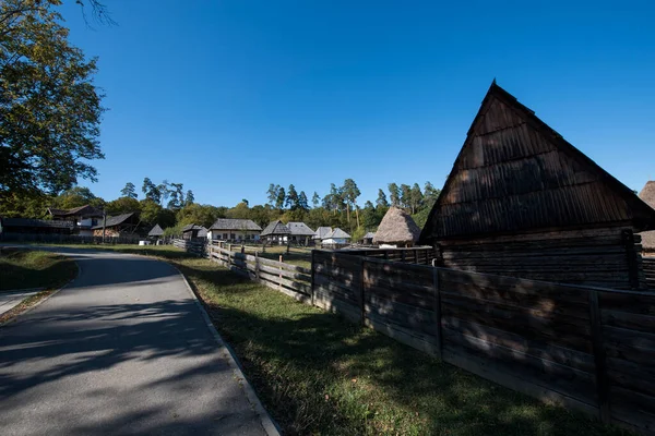 Geleneksel Romen tarzında ev, basitlik ve alçakgönüllülük, fayda ve doğal malzemeler, katı mimari, doğayla ilişkili olarak yapılmış, kapı eşiği kısa, pencereler küçük