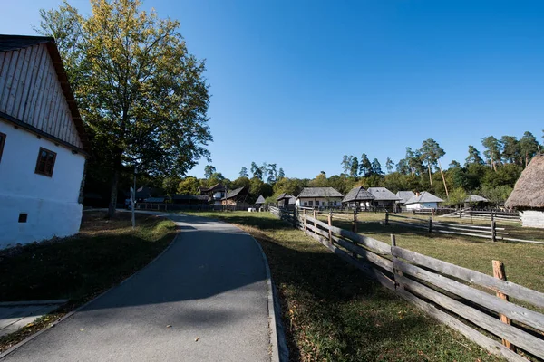 Geleneksel Romen tarzında ev, basitlik ve alçakgönüllülük, fayda ve doğal malzemeler, katı mimari, doğayla ilişkili olarak yapılmış, kapı eşiği kısa, pencereler küçük
