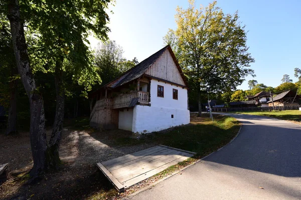 Geleneksel Romen tarzında ev, basitlik ve alçakgönüllülük, fayda ve doğal malzemeler, katı mimari, doğayla ilişkili olarak yapılmış, kapı eşiği kısa, pencereler küçük