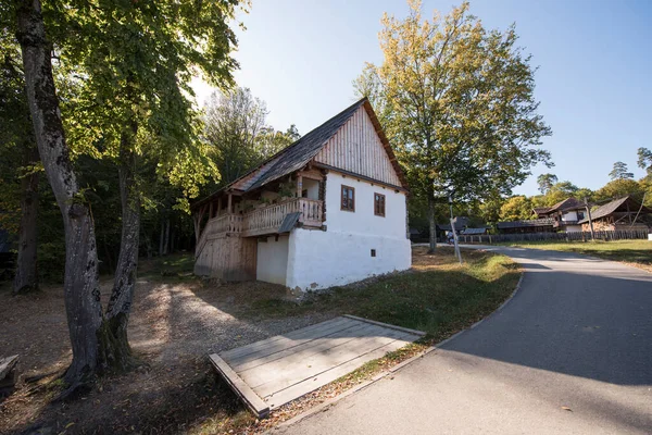 Geleneksel Romen tarzında ev, basitlik ve alçakgönüllülük, fayda ve doğal malzemeler, katı mimari, doğayla ilişkili olarak yapılmış, kapı eşiği kısa, pencereler küçük