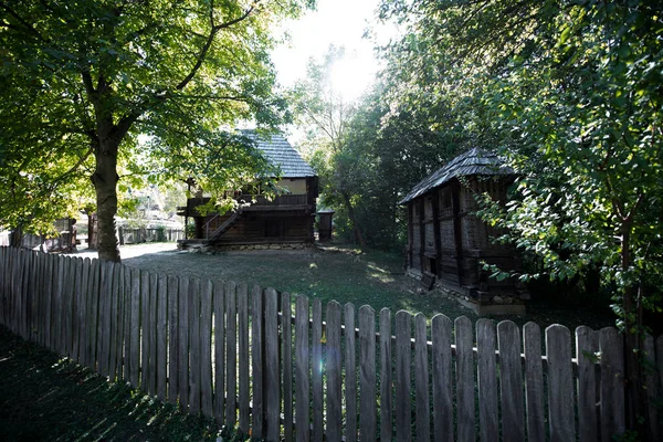 Geleneksel Romen tarzında ev, basitlik ve alçakgönüllülük, fayda ve doğal malzemeler, katı mimari, doğayla ilişkili olarak yapılmış, kapı eşiği kısa, pencereler küçük