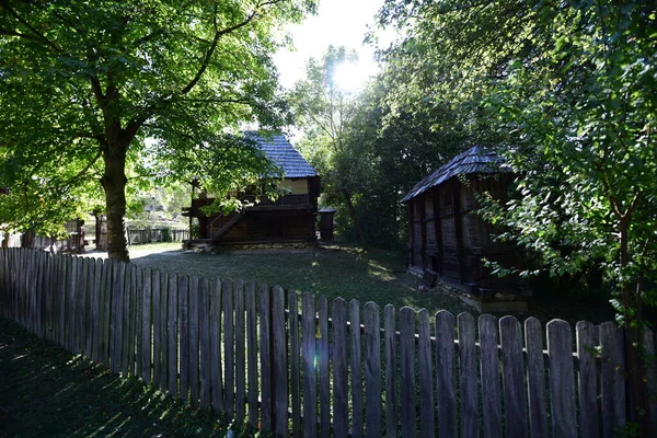 Geleneksel Romen tarzında ev, basitlik ve alçakgönüllülük, fayda ve doğal malzemeler, katı mimari, doğayla ilişkili olarak yapılmış, kapı eşiği kısa, pencereler küçük