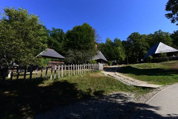 Geleneksel Romen tarzında ev, basitlik ve alçakgönüllülük, fayda ve doğal malzemeler, katı mimari, doğayla ilişkili olarak yapılmış, kapı eşiği kısa, pencereler küçük