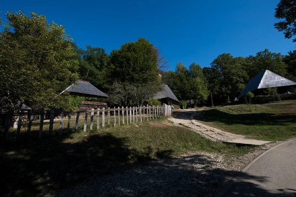 Geleneksel Romen tarzında ev, basitlik ve alçakgönüllülük, fayda ve doğal malzemeler, katı mimari, doğayla ilişkili olarak yapılmış, kapı eşiği kısa, pencereler küçük