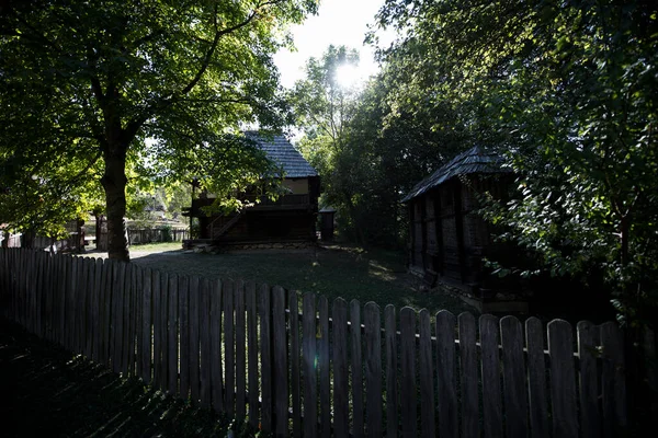 Geleneksel Romen tarzında ev, basitlik ve alçakgönüllülük, fayda ve doğal malzemeler, katı mimari, doğayla ilişkili olarak yapılmış, kapı eşiği kısa, pencereler küçük