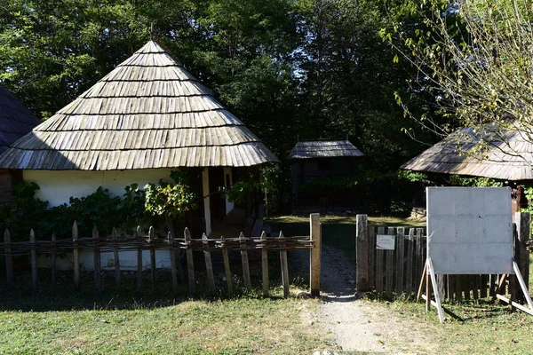 Σπίτι Παραδοσιακό Ρουμανικό Στυλ Χαρακτηρίζεται Από Την Απλότητα Και Σεμνότητα — Φωτογραφία Αρχείου