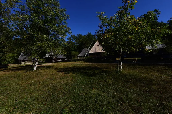 Rumah Dalam Gaya Tradisional Rumania Ditandai Dengan Kesederhanaan Dan Kesopanan — Stok Foto