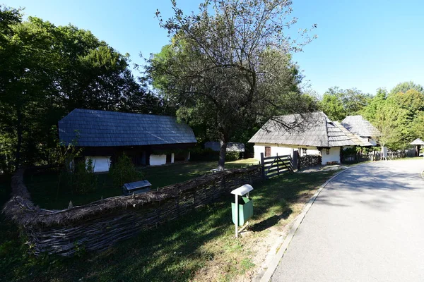 Geleneksel Romen tarzında ev, basitlik ve alçakgönüllülük, fayda ve doğal malzemeler, katı mimari, doğayla ilişkili olarak yapılmış, kapı eşiği kısa, pencereler küçük