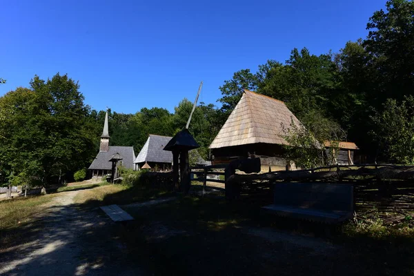 Geleneksel Romen tarzında ev, basitlik ve alçakgönüllülük, fayda ve doğal malzemeler, katı mimari, doğayla ilişkili olarak yapılmış, kapı eşiği kısa, pencereler küçük
